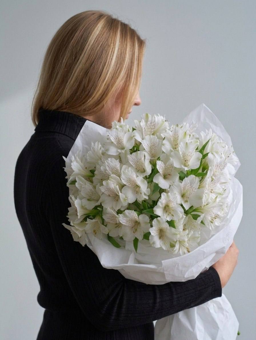 Моно-букет из белых альстромерий
